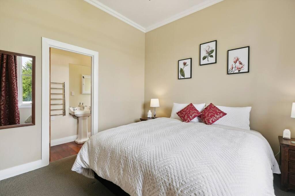 Historic Charm In Greytown - Cosy Kowhai Cottage Exterior photo