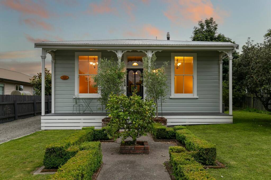 Historic Charm In Greytown - Cosy Kowhai Cottage Exterior photo