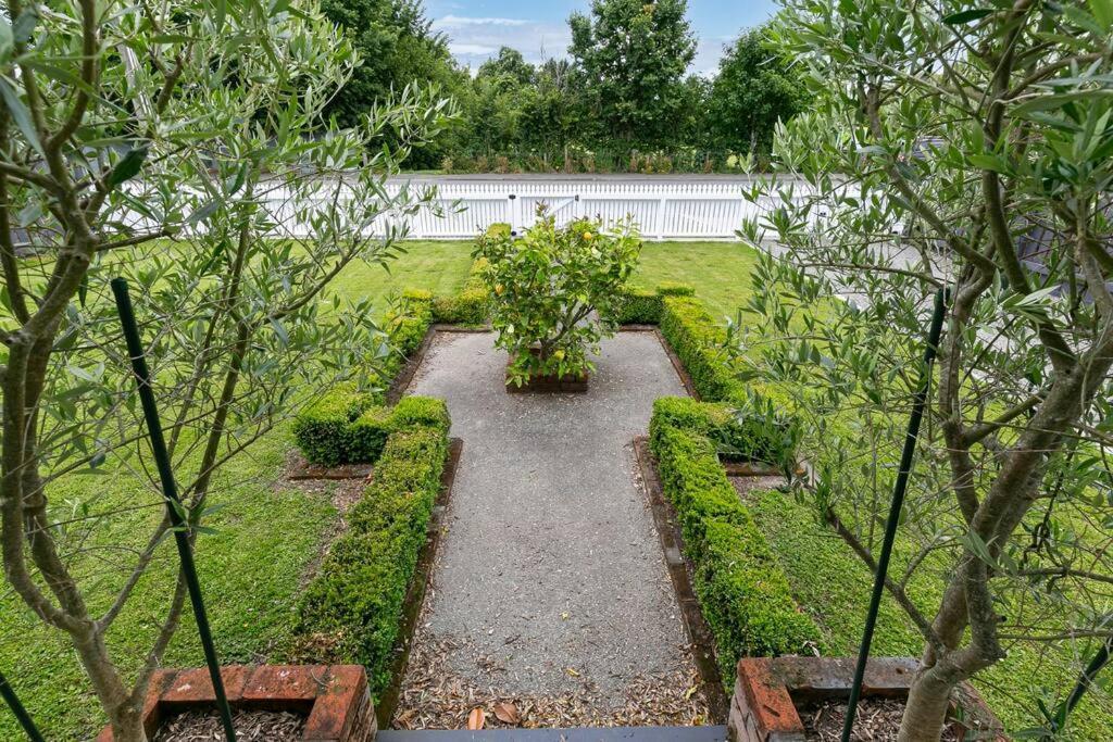 Historic Charm In Greytown - Cosy Kowhai Cottage Exterior photo
